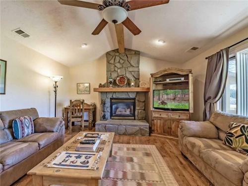 Db Mountain, 2 Bedrooms, Firepit, Wifi, Fireplace, Fenced Yard, Sleeps 6