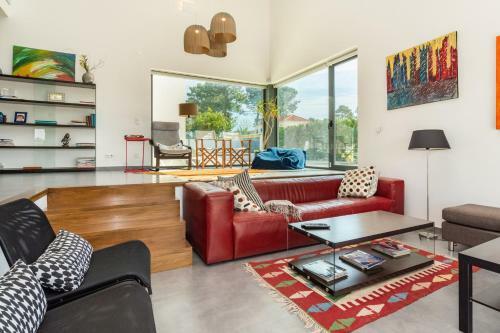 Pool Villa Retreat In Sesimbra