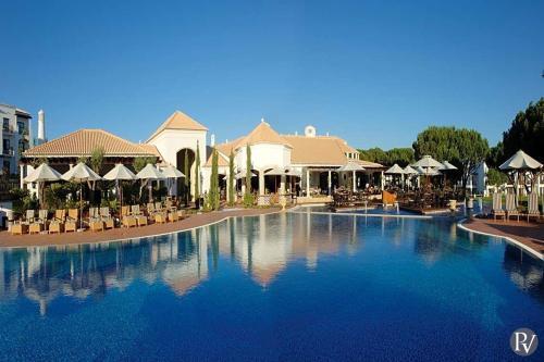 Olhos De Agua Apartment Sleeps 4