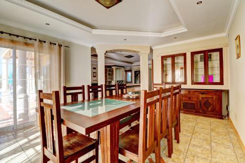 Guia Villa Sleeps 10 Pool Air Con Wifi