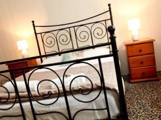 Hotel Bowen Terrace Accommodation - Hostel