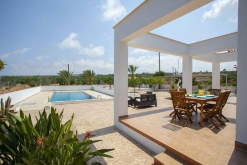 ?imagine Renting A Villa With Very Large Pool? Protaras Villa 98