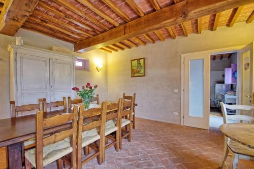 Altopascio Villa Sleeps 17 Pool Air Con Wifi