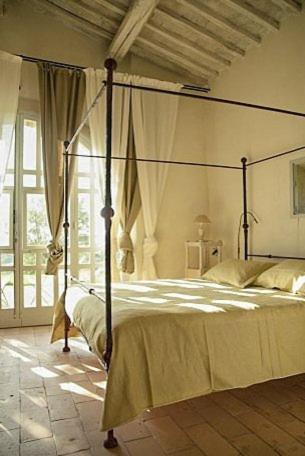 Castiglioncello Del Trinoro Villa Sleeps 12 Pool