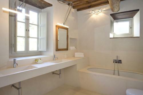 Vorno Villa Sleeps 11 Wifi