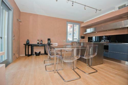 Fiumelatte Apartment Sleeps 10 Air Con