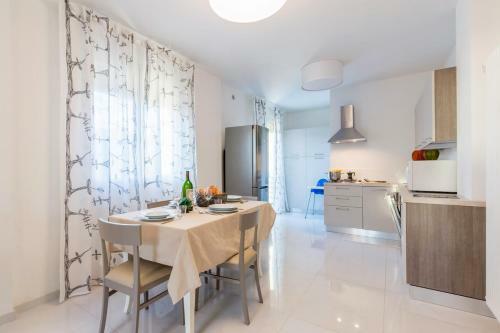 Viareggio Apartment Sleeps 6 Air Con