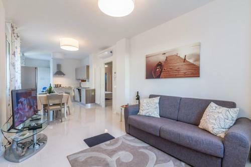 Viareggio Apartment Sleeps 6 Air Con