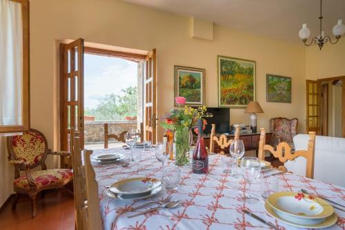 San Giovanni D'asso Villa Sleeps 8 Pool Air Con