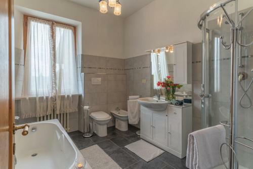 San Giovanni D'asso Villa Sleeps 8 Pool Air Con