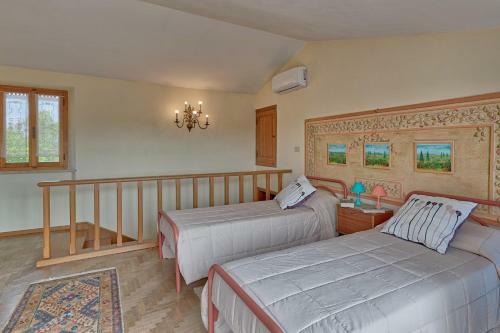 San Giovanni D'asso Villa Sleeps 8 Pool Air Con
