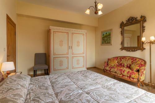San Giovanni D'asso Villa Sleeps 8 Pool Air Con