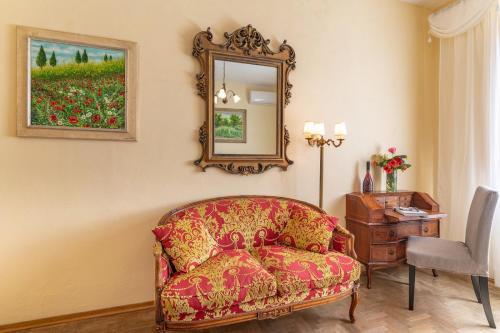San Giovanni D'asso Villa Sleeps 8 Pool Air Con