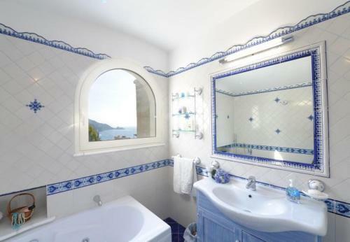 Praiano Apartment Sleeps 6 T721478