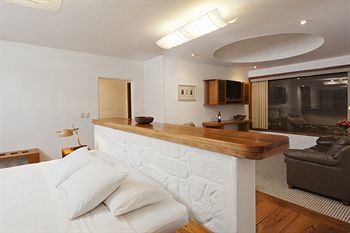 El Crater Hotel