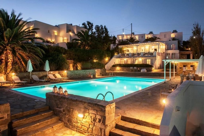 Akrotiri Hotel