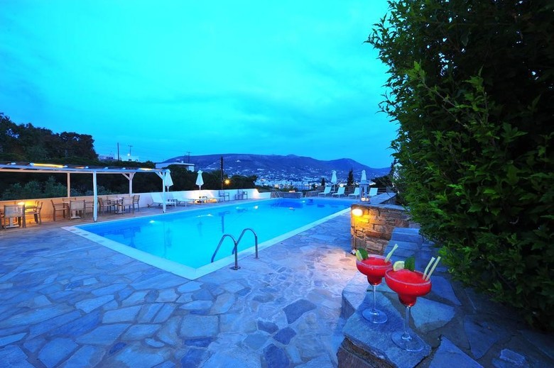 Akrotiri Hotel