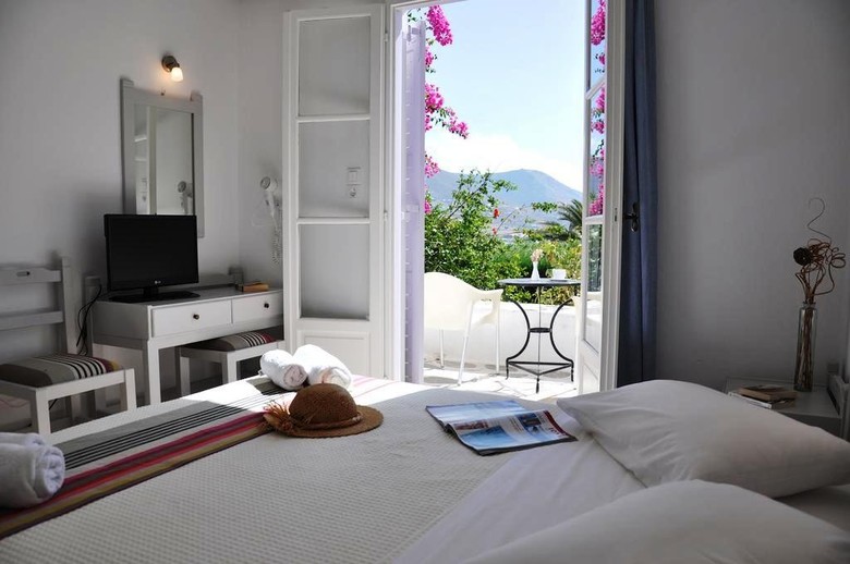 Akrotiri Hotel