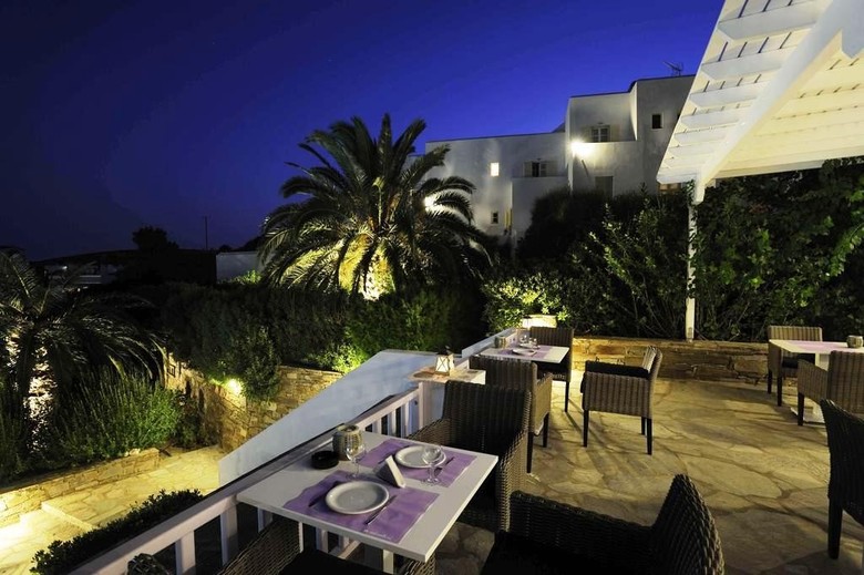 Akrotiri Hotel