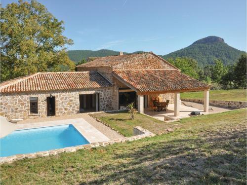 Five-bedroom Holiday Home In Bagnols En Foret