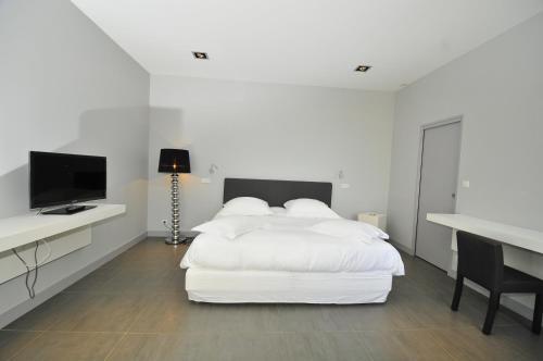 Saint-jean-de-luz Villa Sleeps 8 Pool Wifi