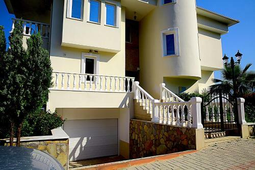 6 Bedroom Villa With Private Pool