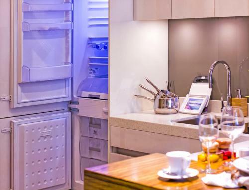 Apartamentos Ocean Stone Phuket By Holy Cow 10