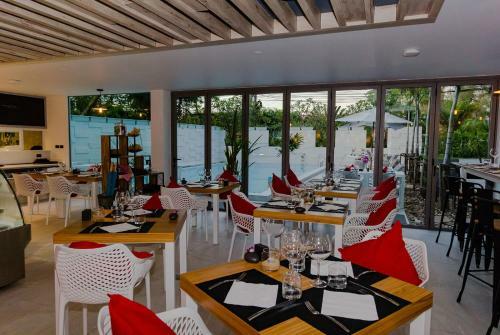 Apartamentos Ocean Stone Phuket By Holy Cow 10