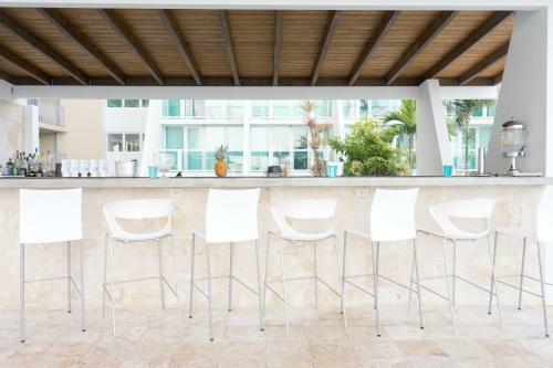 Aparthotel Ocean View Deluxe Suite: Pvt. Beach & Pool