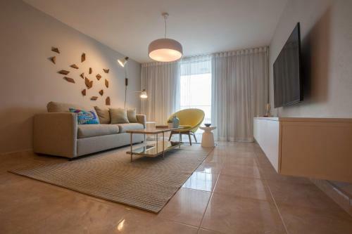 Aparthotel Ocean View Deluxe Suite: Pvt. Beach & Pool