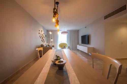 Aparthotel Ocean View Deluxe Suite: Pvt. Beach & Pool
