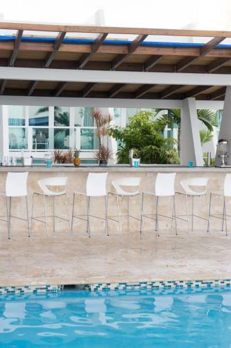 Aparthotel Ocean View Deluxe Suite: Pvt. Beach & Pool
