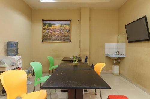 Hostal Reddoorz Near Duta Mall