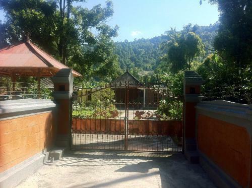 Kori Homestay And Warung Saron