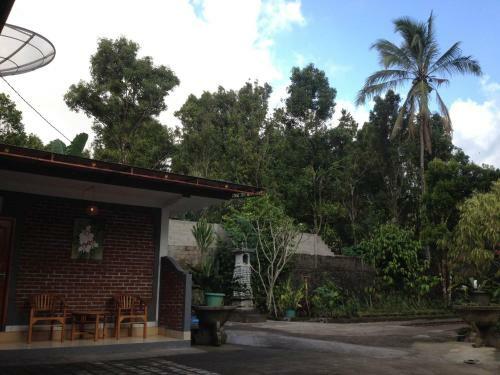 Kori Homestay And Warung Saron