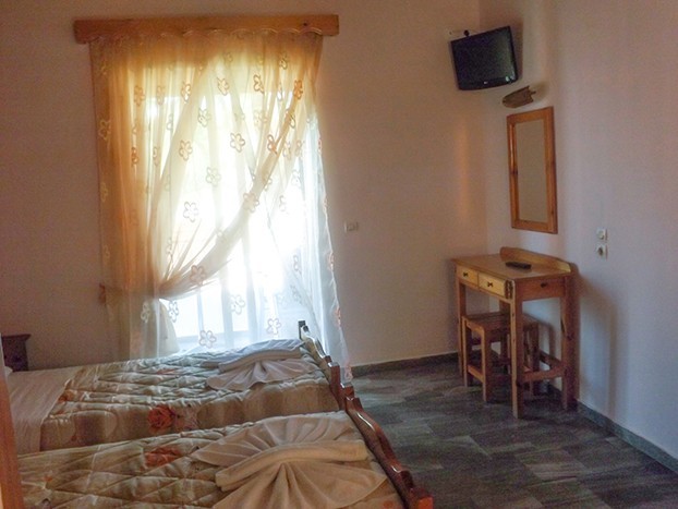 Makis Studios Apartments