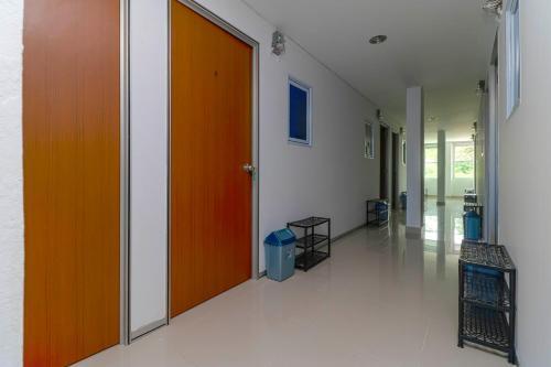 Hotel Reddoorz Plus Near Kepri Mall