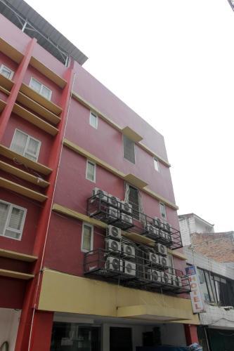 Hostal Reddoorz Plus Near Galaxy Bekasi