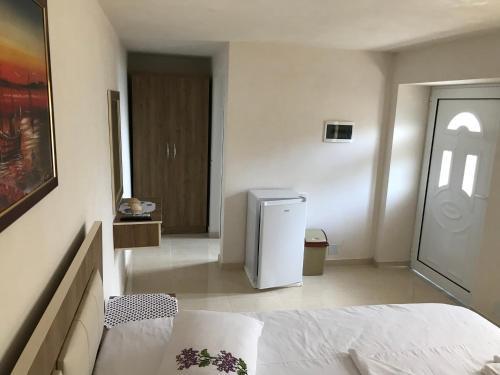Eri Rooms