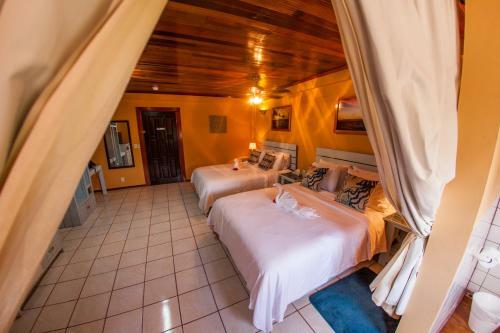 Hotel Hummingbird Suites