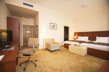 Ani Plaza Hotel