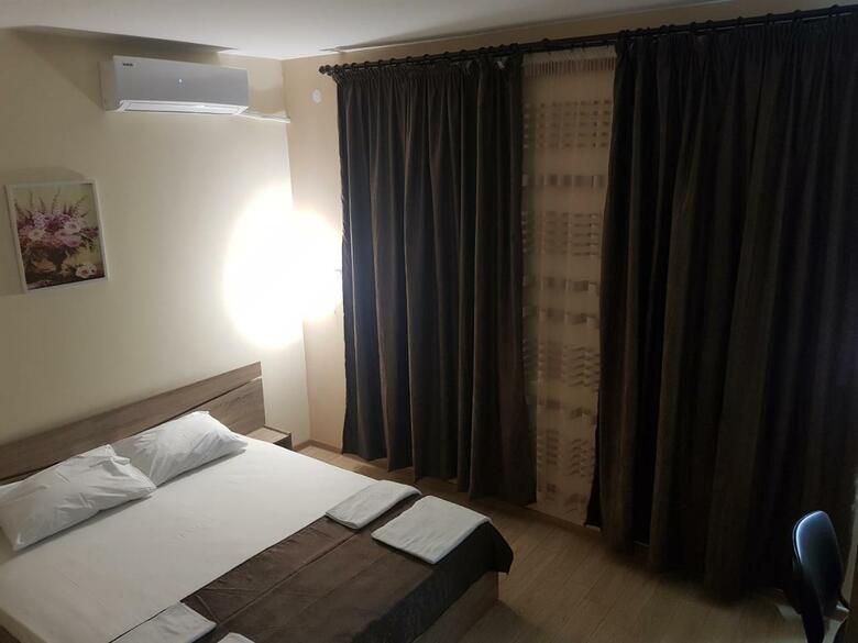 Twain Apart&rooms
