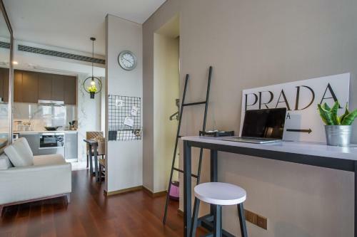 Hostal Timeless Series 2/ Guesthouse With Curved Panoramic Floor-to-ceiling Window