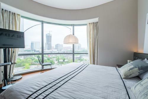 Hostal Timeless Series 2/ Guesthouse With Curved Panoramic Floor-to-ceiling Window