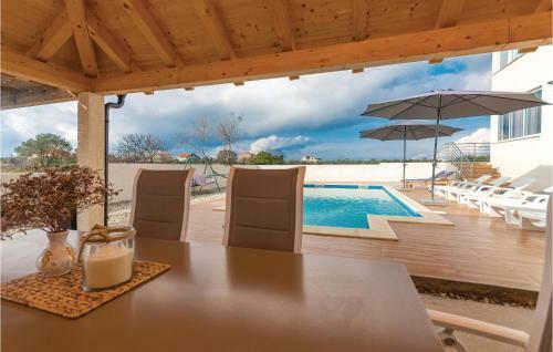 Four-bedroom Holiday Home In Bibinje