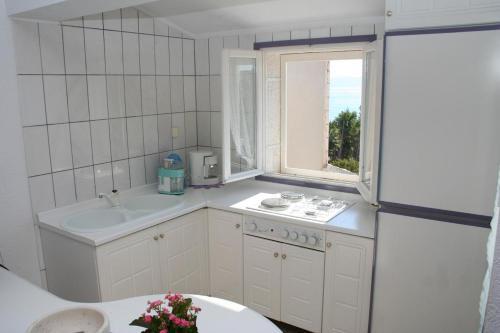 Apartments And Rooms With Wifi Bol (brac) - 2875