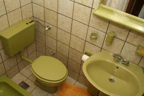 Apartments And Rooms With Wifi Bol (brac) - 2875