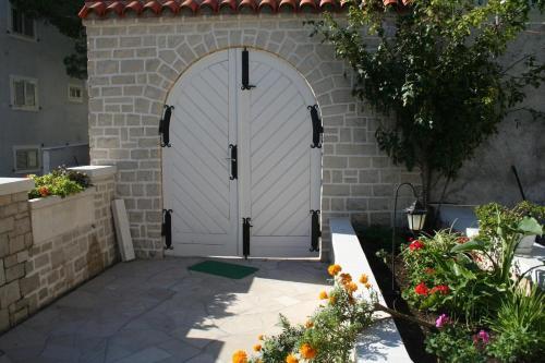 Apartments And Rooms With Wifi Bol (brac) - 2875
