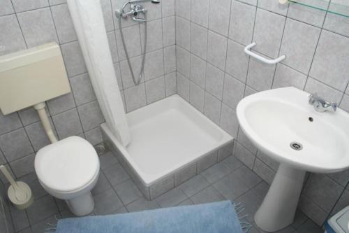 Apartments And Rooms With Wifi Bol (brac) - 2875