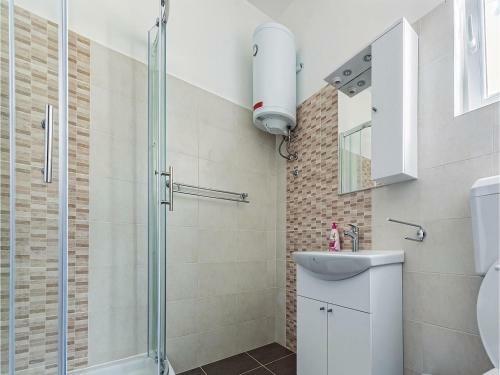Six-bedroom Holiday Home In Cabrunici